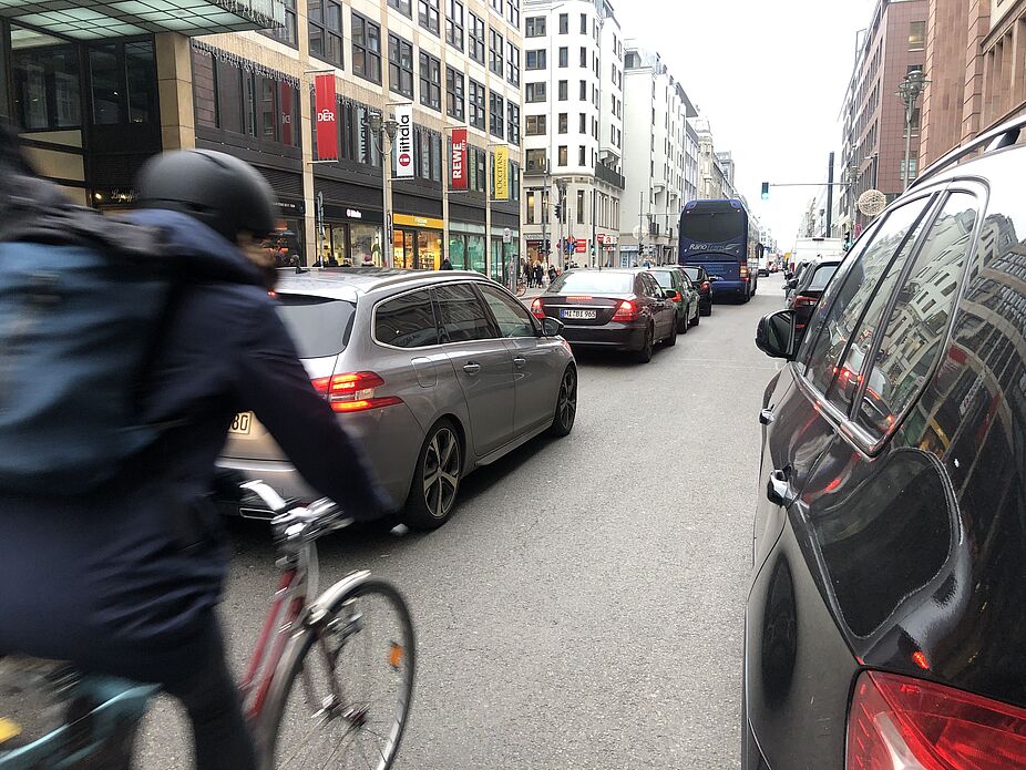 Radverkehr ohne eigene Infrastruktur in Berlin Radfahrer zwischen Autos ohne eigenen Radweg