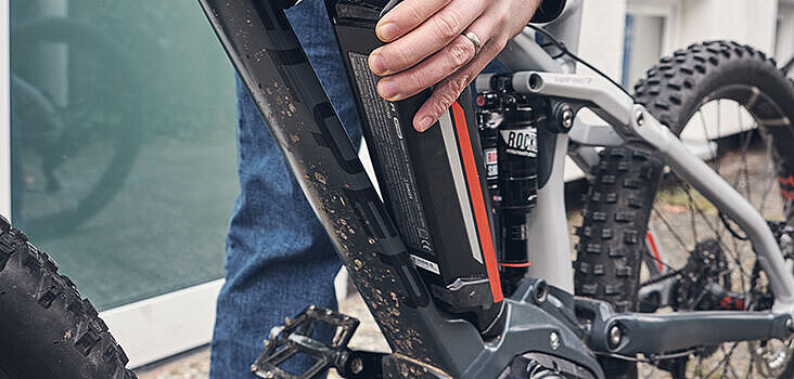  Entnahme eines Pedelec-Akkus am Mountainbike
