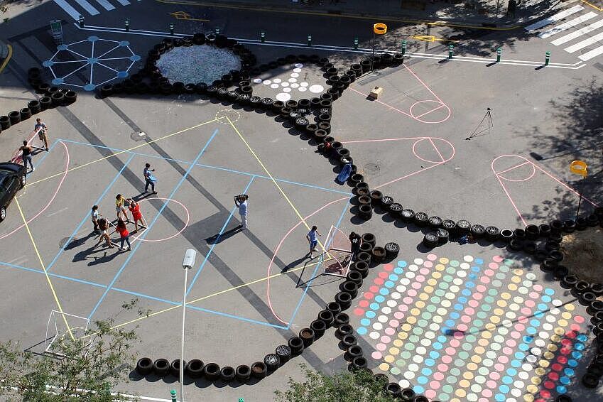 Blick von oben auf einen Spielplatz auf einer ehemaligen Fahrbahn