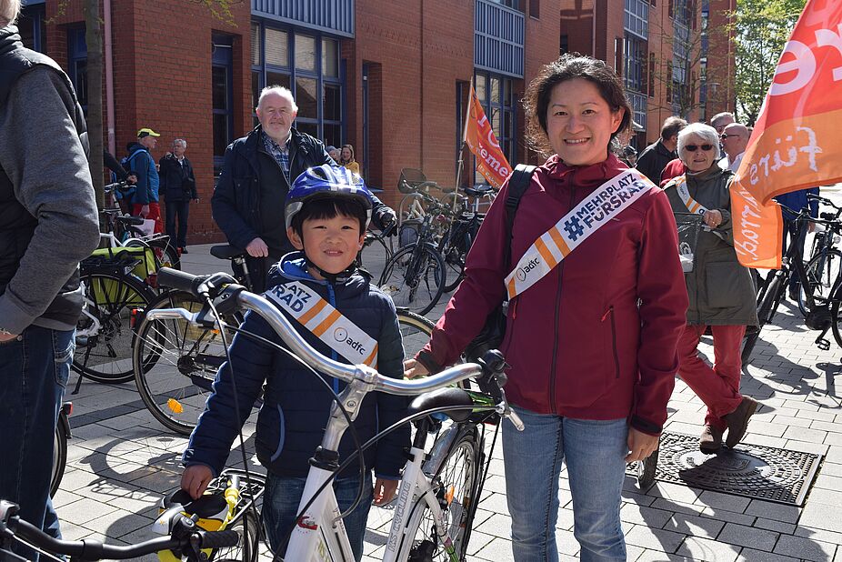 Groß und Klein wollen: Mehr Platz fürs Rad Groß und Klein wollen: Mehr Platz fürs Rad