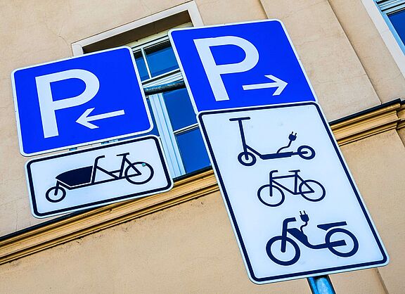 Parkschilder für spezielle Parkbereiche: Lastenfahrrad, E-Scooter, klassische Fahrräder und E-Mopeds/E-Roller